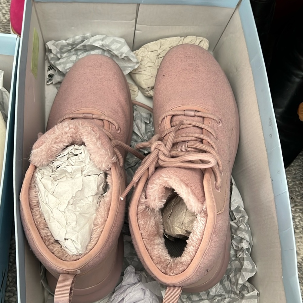 NWT WALKING SHOES